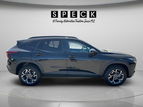 Mosaic Black Metallic 2025 Chevrolet Trax LT