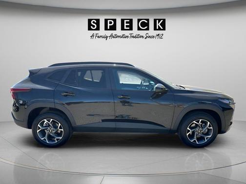 Mosaic Black Metallic 2025 Chevrolet Trax LT