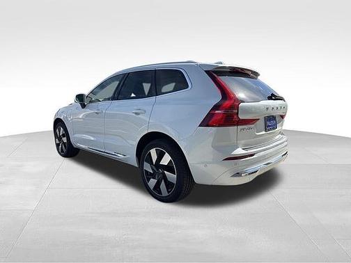Crystal White 2023 Volvo XC60 Plus