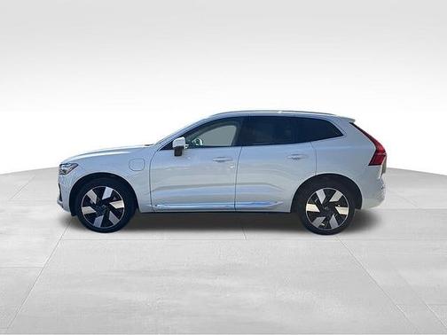 Crystal White 2023 Volvo XC60 Plus