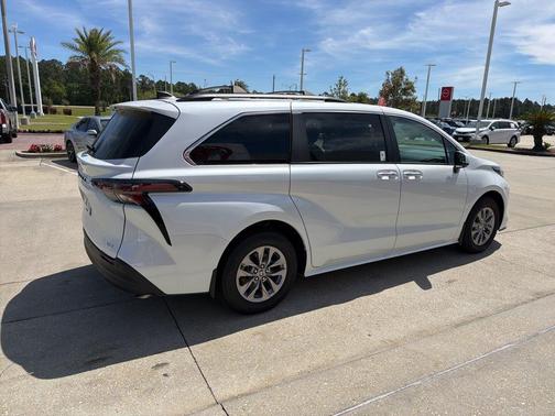 2025 Toyota Sienna XLE