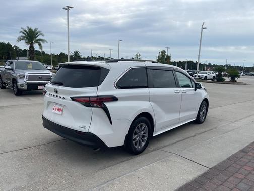 2022 Toyota Sienna LE