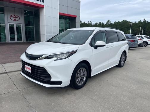 2022 Toyota Sienna LE