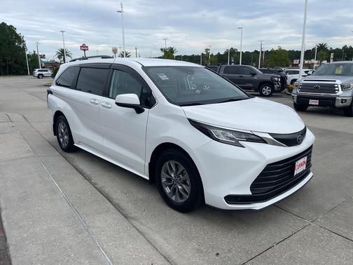 2022 Toyota Sienna LE