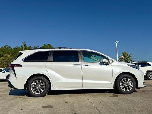 2025 Toyota Sienna XLE