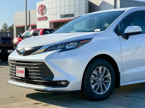 2025 Toyota Sienna XLE