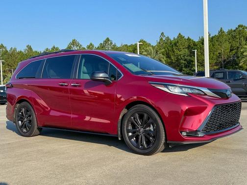 2022 Toyota Sienna XSE 7 Passenger
