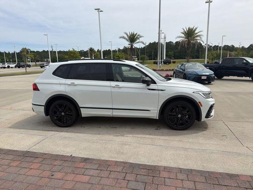 White 2022 Volkswagen Tiguan 2.0T SE R-Line Black