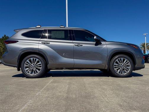 2026 Toyota Highlander Hybrid Platinum