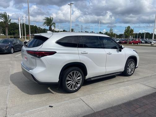 2023 Toyota Highlander Hybrid Platinum