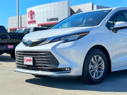 2023 Toyota Sienna XLE
