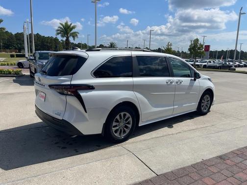 2023 Toyota Sienna XLE