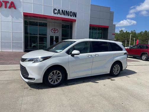 2023 Toyota Sienna XLE