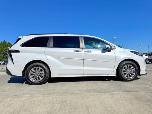 2023 Toyota Sienna XLE