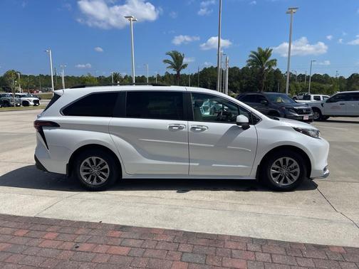 2023 Toyota Sienna XLE