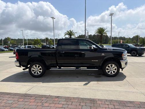 Diamond Black Crystal Pearlcoat 2022 RAM 3500 Laramie Crew Cab 4x4 6'4' Box