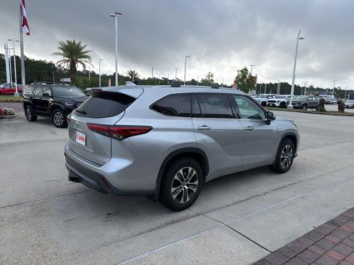 Celestial Silver Metallic 2022 Toyota Highlander XLE