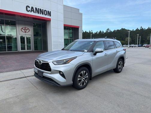Celestial Silver Metallic 2022 Toyota Highlander XLE