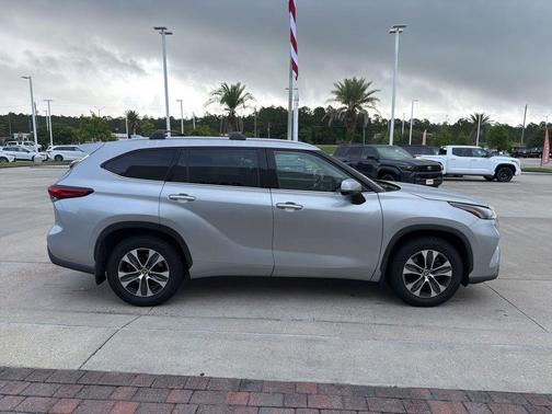 Celestial Silver Metallic 2022 Toyota Highlander XLE