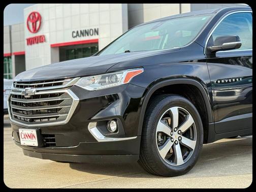 Mosaic Black Metallic 2021 Chevrolet Traverse LT Leather