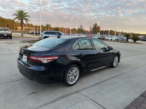 2020 Toyota Camry Hybrid XLE