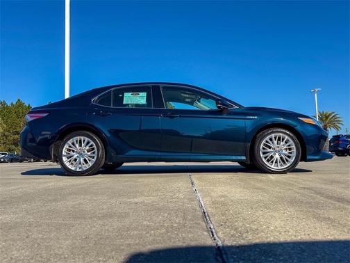 2020 Toyota Camry Hybrid XLE