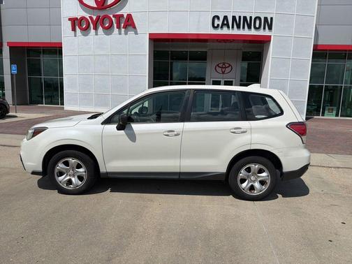 Crystal White Pearl 2017 Subaru Forester 2.5i