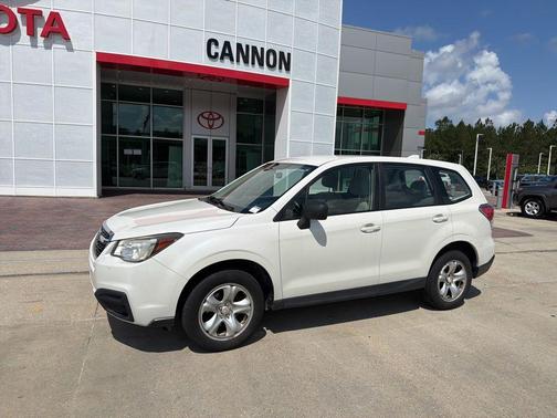 Crystal White Pearl 2017 Subaru Forester 2.5i