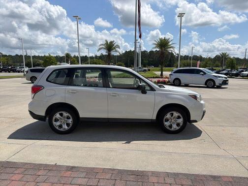 Crystal White Pearl 2017 Subaru Forester 2.5i