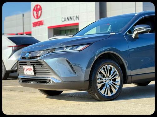 Coastal Gray Metallic 2023 Toyota Venza XLE