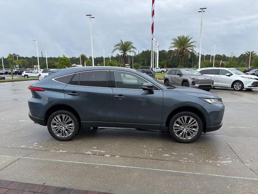 Coastal Gray Metallic 2023 Toyota Venza XLE