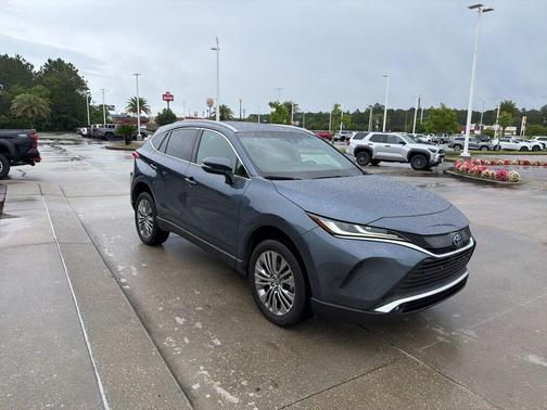 Coastal Gray Metallic 2023 Toyota Venza XLE