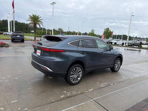 Coastal Gray Metallic 2023 Toyota Venza XLE