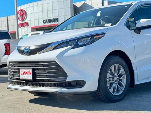 2025 Toyota Sienna LE