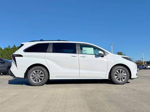 2025 Toyota Sienna LE