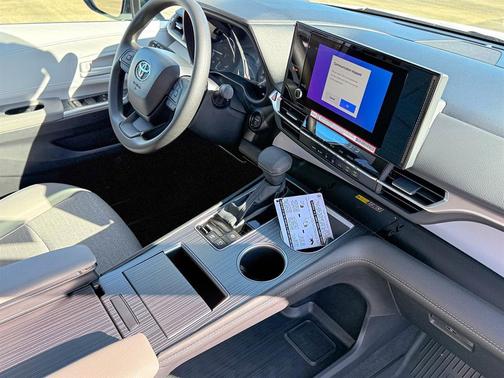 2025 Toyota Sienna LE