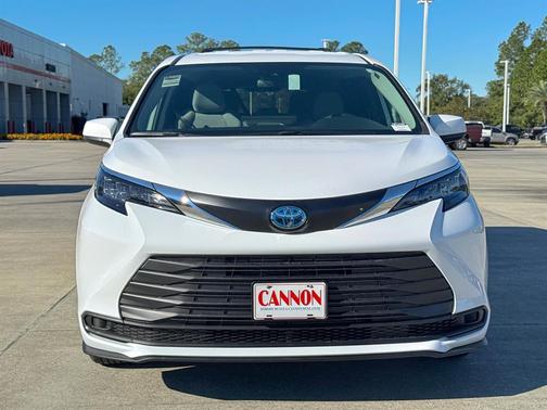 2025 Toyota Sienna LE