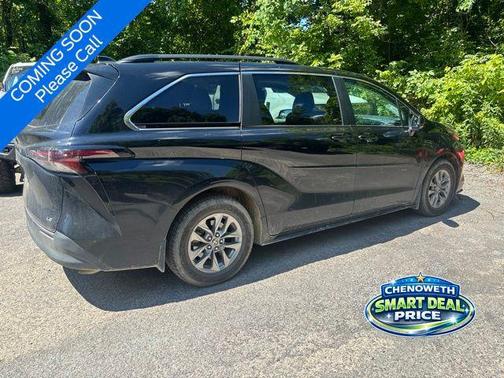 Midnight Black Metallic 2025 Toyota Sienna LE