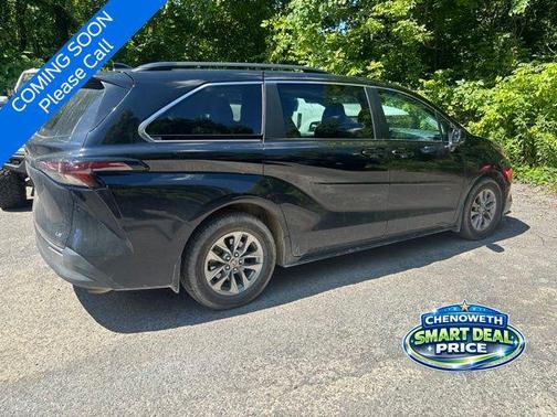 Midnight Black Metallic 2025 Toyota Sienna LE