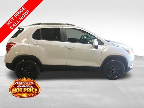 Iridescent Pearl Tricoat 2022 Chevrolet Trax LT