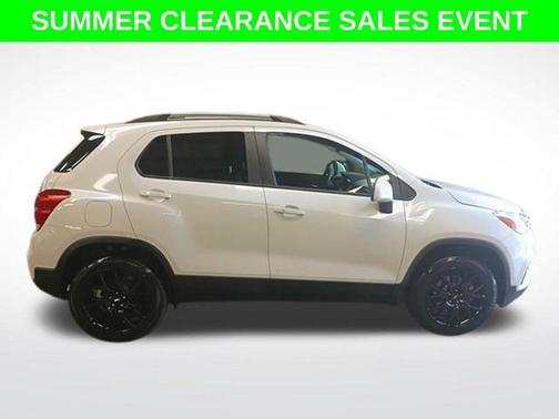 Iridescent Pearl Tricoat 2022 Chevrolet Trax LT