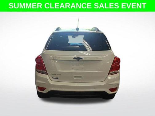 Iridescent Pearl Tricoat 2022 Chevrolet Trax LT