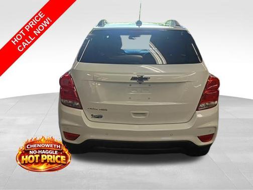 Iridescent Pearl Tricoat 2022 Chevrolet Trax LT