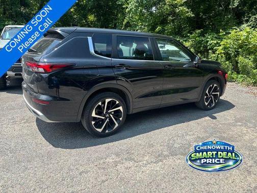 Labrador Black Pearl 2022 Mitsubishi Outlander SE