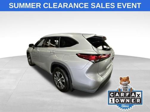 Celestial Silver Metallic 2022 Toyota Highlander Hybrid XLE