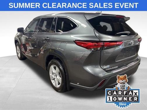 Magnetic Gray Metallic 2022 Toyota Highlander LE
