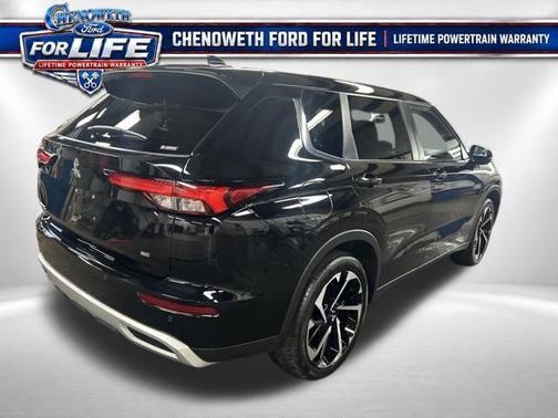 Labrador Black Pearl 2024 Mitsubishi Outlander SE S-AWC