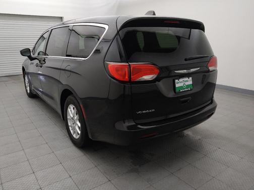 Brilliant Black Crystal Pearlcoat 2022 Chrysler Voyager LX