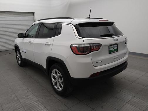 Bright White Clearcoat 2024 Jeep Compass Latitude