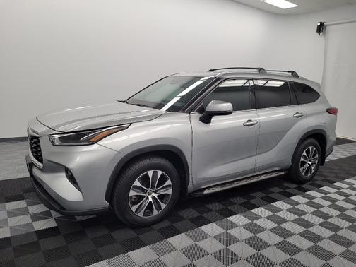 Celestial Silver Metallic 2021 Toyota Highlander XLE